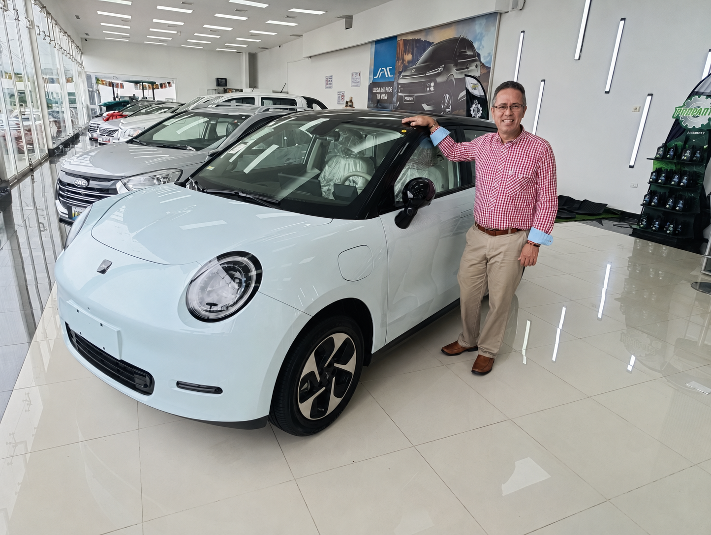 Alexis presentando el nuevo JAC eléctrico
