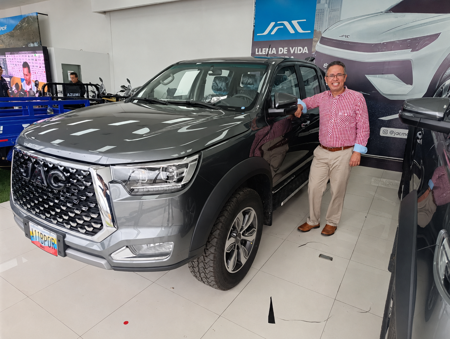 Alexis García junto a uno de nuestros modelos SUV